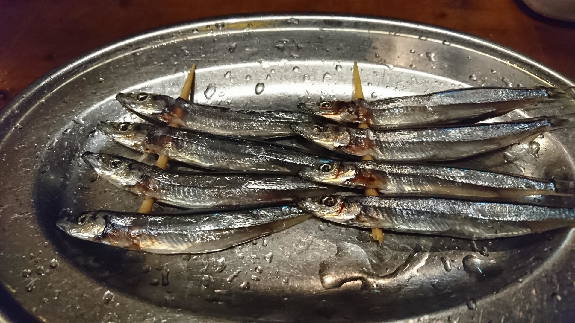 野毛 大夢 Time タイムは肉も魚も自分で焼いて食べられる しかも七輪炭火だよ 立ち飲みもカウンターも昭和感満点の居酒屋で乾杯 美味い物紀行 Delicious Travelogue At Yokohama And More