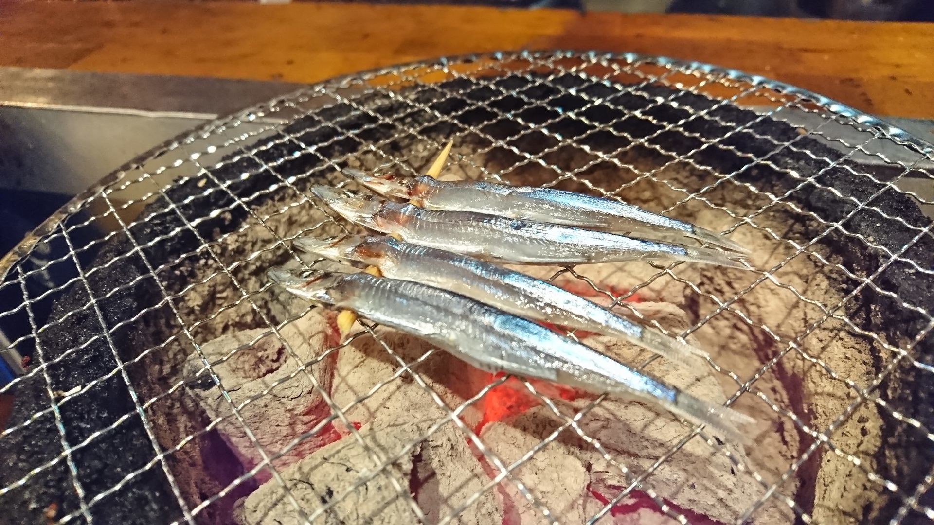 野毛 大夢 Time タイムは肉も魚も自分で焼いて食べられる しかも七輪炭火だよ 立ち飲みもカウンターも昭和感満点の居酒屋で乾杯 美味い物紀行 Delicious Travelogue At Yokohama And More