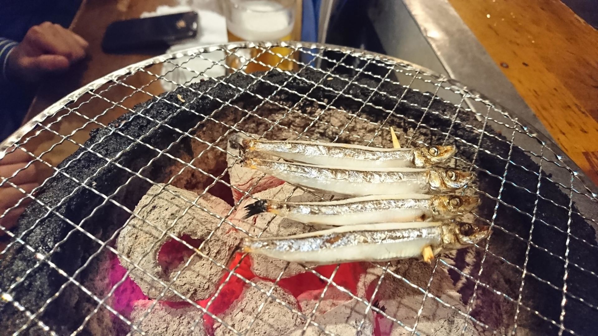 野毛 大夢 Time タイムは肉も魚も自分で焼いて食べられる しかも七輪炭火だよ 立ち飲みもカウンターも昭和感満点の居酒屋で乾杯 美味い物紀行 Delicious Travelogue At Yokohama And More