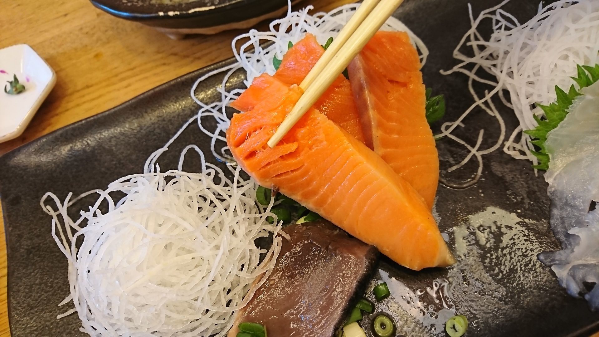 がんばっぺし 横浜桜木町店 お刺身定食 カツオ サーモン アイナメ 1 000円 桜木町に海鮮系のランチが増えたよ 美味い物紀行 Delicious Travelogue At Yokohama And More